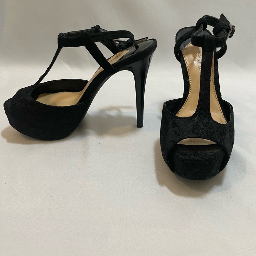 Gianni Bini   Lace T-Strap With Buckle Closure Platform Dress Sandals